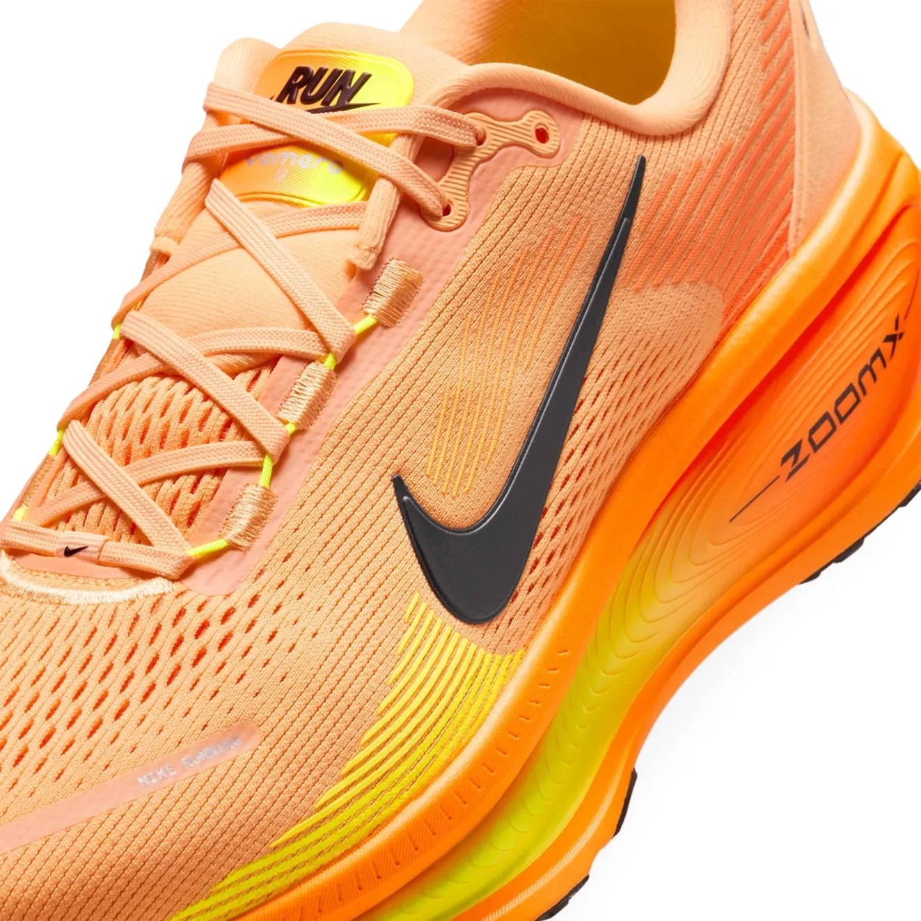 Detalhe da sola do Tênis Nike Vomero 18 Masculino Laranja mostrando design e amortecimento